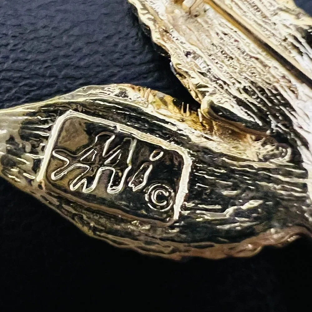 Vintage AAI Signed Gold Tone Textured Hummingbird Brooch 4095